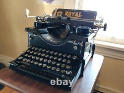 1916 Royal Type 10 split window typewriter in working condition. Very Rare! Look
