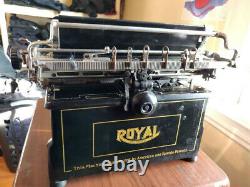 1916 Royal Type 10 split window typewriter in working condition. Very Rare! Look