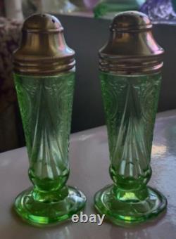 Hazel Atlas ROYAL LACE GREEN SALT & PEPPER SHAKERS EXC. VERY RARE STUNNING