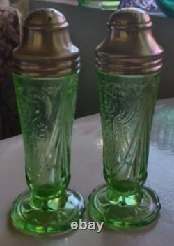 Hazel Atlas ROYAL LACE GREEN SALT & PEPPER SHAKERS EXC. VERY RARE STUNNING