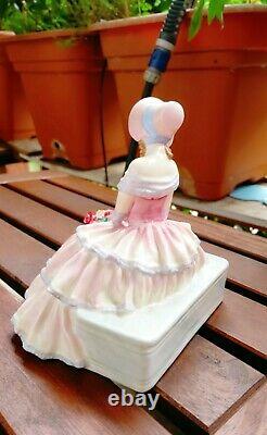 Royal doulton figurine day dream very rare made in england