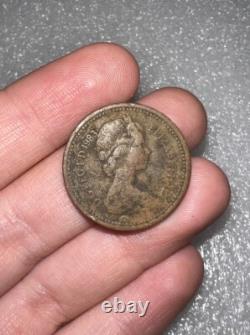 VERY RARE 1983 Royal Coat of Arms Pound Coin ET TUTAMEN + DECUS -Elizabeth II