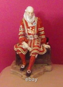 Very Rare Royal Doulton Character Figure Yeoman Of The Guard Hn 2122 Mint