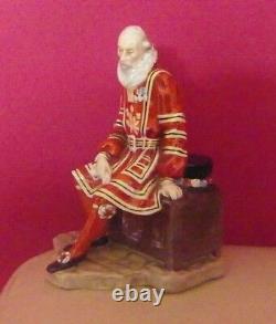 Very Rare Royal Doulton Character Figure Yeoman Of The Guard Hn 2122 Mint