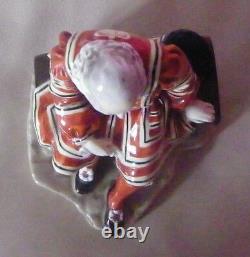 Very Rare Royal Doulton Character Figure Yeoman Of The Guard Hn 2122 Mint