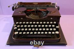 Vintage Royal typewriter rare brown color P88-277639 very good condition