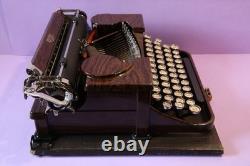 Vintage Royal typewriter rare brown color P88-277639 very good condition