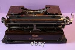 Vintage Royal typewriter rare brown color P88-277639 very good condition