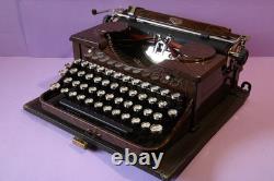Vintage Royal typewriter rare brown color P88-277639 very good condition