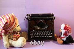 Vintage Royal typewriter rare brown color P88-277639 very good condition
