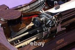 Vintage Royal typewriter rare brown color P88-277639 very good condition