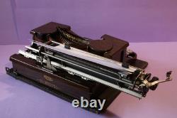 Vintage Royal typewriter rare brown color P88-277639 very good condition